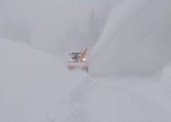 MLADIĆI ZAROBLJENI U SNIJEGU NA putu NOVI PAZAR – GOLIJI, još traje akcija spasavnja