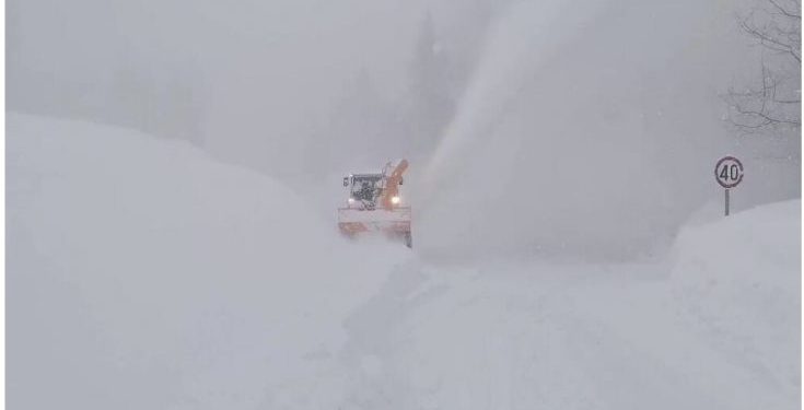 MLADIĆI ZAROBLJENI U SNIJEGU NA putu NOVI PAZAR – GOLIJI, još traje akcija spasavnja