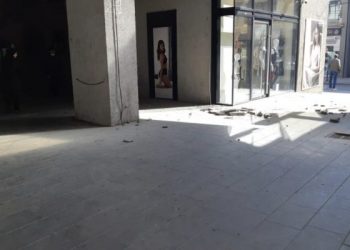 Novi Pazar: Fasada pala sa Nove lučne zgrade (VIDEO)