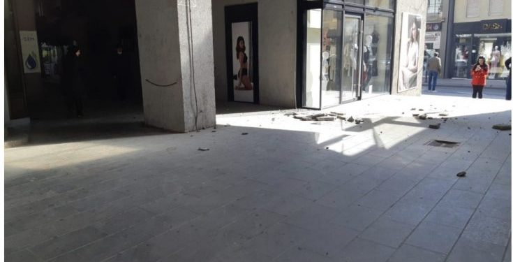 Novi Pazar: Fasada pala sa Nove lučne zgrade (VIDEO)