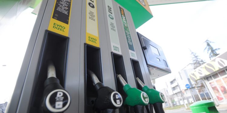 Cena dizela i benzina će se usklađivati petkom: Najviše maloprodajne cene utvrđivaće Ministarstvo trgovine