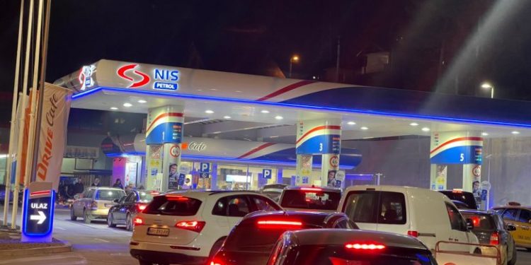 PANIKA U NOVOM PAZARU – Gužve na pumpama, građani pune i cisterne i kanistere!