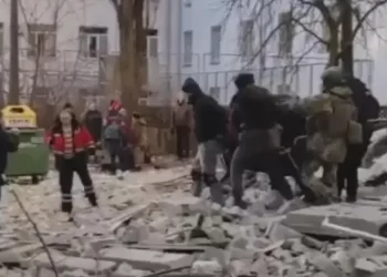 Pogođena stanbena zgrada od 12 spratova u centru Kijeva (Video)