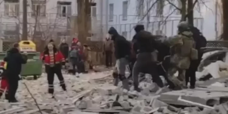 Pogođena stanbena zgrada od 12 spratova u centru Kijeva (Video)