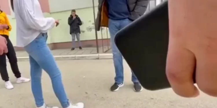 Muškarac i žena maltretirali učenike OŠ “Ćamil Sijarić” u Novom Pazaru (VIDEO)