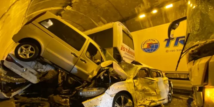 Teška nesreća u Turskoj: Najmanje 30 osoba povrijeđeno u lančanom sudaru