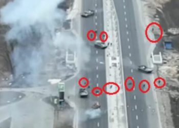 (VIDEO) DRAMATIČNA VIDEO: U ZAMKU JE UPAO RUSKI VOJNI KONVOJ, UKRAJINCI UNIŠTAVAJU JEDAN PO JEDAN TENK