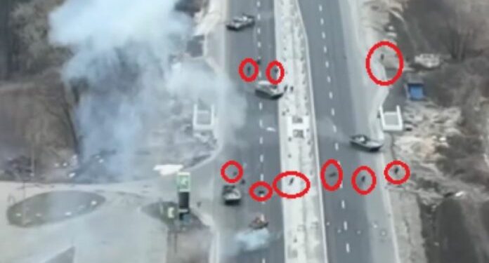 (VIDEO) DRAMATIČNA VIDEO: U ZAMKU JE UPAO RUSKI VOJNI KONVOJ, UKRAJINCI UNIŠTAVAJU JEDAN PO JEDAN TENK