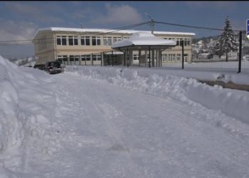 (VIDEO) Osnovnu škola Aleksa Đilas Bećo u zimskim uslovima nesmetano radi