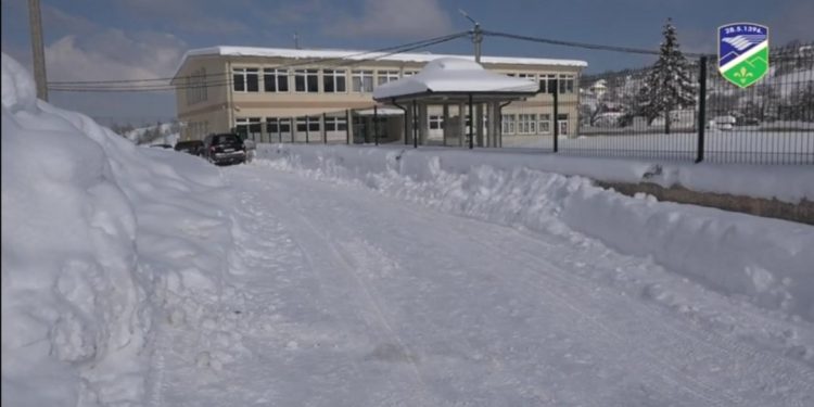 (VIDEO) Osnovnu škola Aleksa Đilas Bećo u zimskim uslovima nesmetano radi