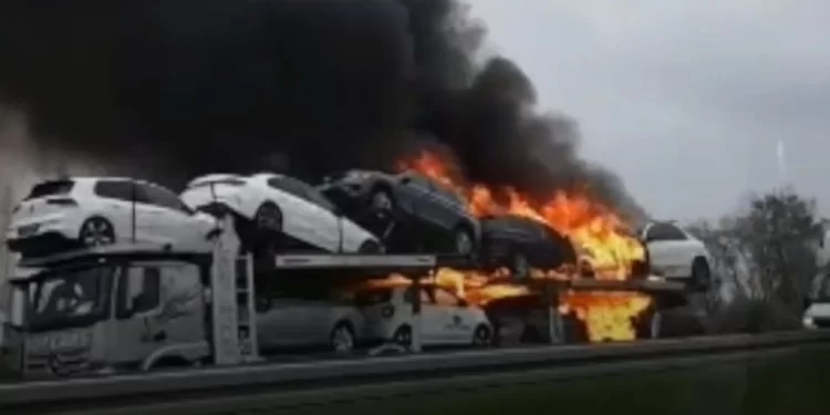 VATRENA STIHINJA U HRVATSKOJ: Na autocesti gore auta na transportnom kamionu…