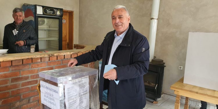 Predsednik opštine Tutin, kanidat za narodnog poslanika Salih Hot obavio građansku dužnost