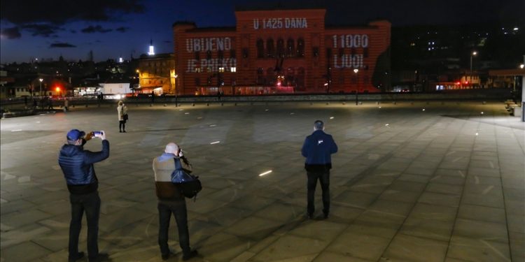 Obilježavanje 30 godina od opsade glavnog grada BiH: Na Vijećnici upriličena projekcija “Sarajevske ruže”