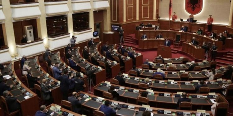Albanski parlament odbacio je danas rezoluciju o “Priznanju genocida u Srebrenici