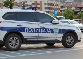 AKCIJA INTERVENTNE JEDINICE U NOVOM PAZARU! Muškarac naoružan šetao ulicom