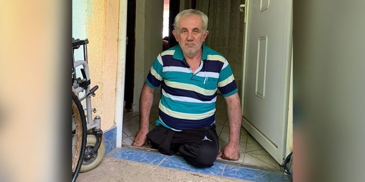 Tutincu u mladosti odsekli obe noge, on odlučio da ostane stub kuće: Jedno jutro prelomio, tražio ženi cipele