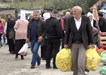 (VIDEO) Na tutinskoj pijaci sve što treba za zimnicu