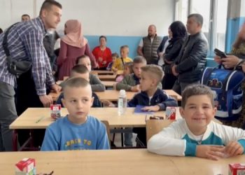 (VIDEO) Tutinske osnovne škole svečanim prijemom dočekale đake prvake