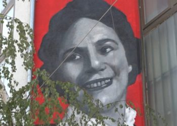 (VIDEO) Na tutinskom Domu kulture oslikan mural Hafizi Demirović, izuzetnoj ženi Tutina