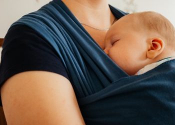 Tri nedelje stara beba ugušila se u maminoj nosilici