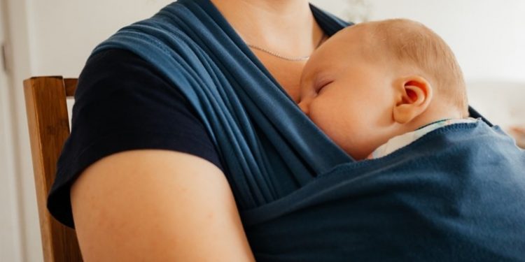 Tri nedelje stara beba ugušila se u maminoj nosilici