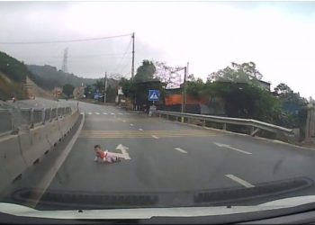 (VIDEO) Vozač se šokirao kada je iz automobila ugledao bebu kako puže po autocesti
