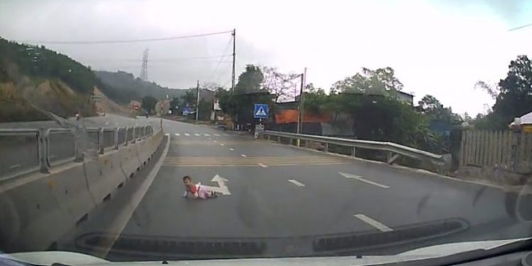(VIDEO) Vozač se šokirao kada je iz automobila ugledao bebu kako puže po autocesti