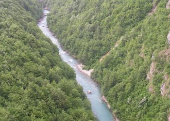 U nesreći u kanjonu Tare stradala majka, traga se za dvoje maloljetne djece