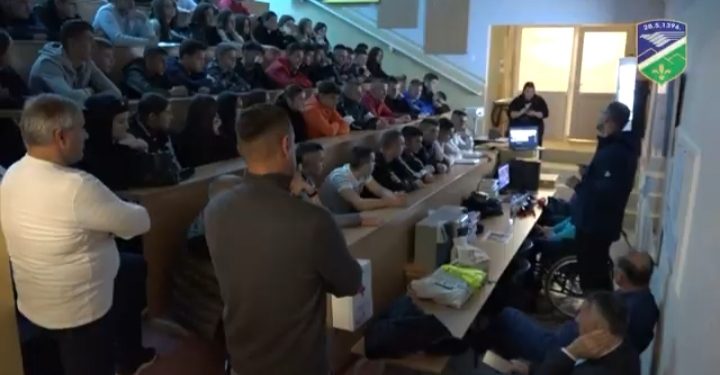 (VIDEO) Tribina “Um na drum” predstavljena srednjoškolcima u Tutinu