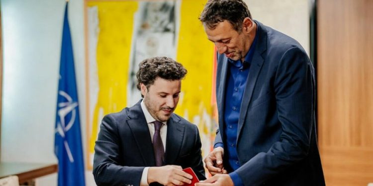 DIVAC POSTAO CRNOGORAC: Legendarni Srbin dobio pasoš u komšiluku