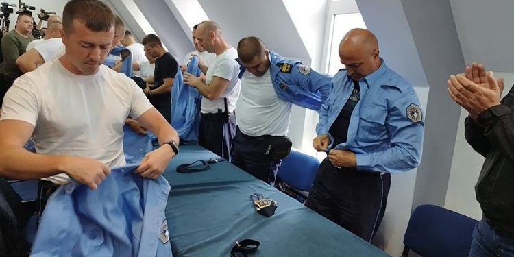 Srpski policajci na Kosovu skinuli uniforme nakon odluke o napuštanju institucija