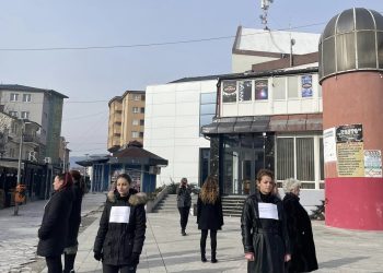 A danas je na gradskom trgu Centar za devojke iz Niša, u saradnji sa Impuls Tutin, izveo performans “Žensko groblje”(FOTO)