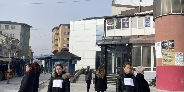 A danas je na gradskom trgu Centar za devojke iz Niša, u saradnji sa Impuls Tutin, izveo performans “Žensko groblje”(FOTO)