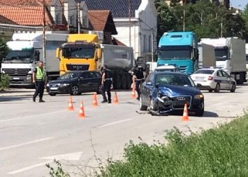 PIJAN SEO U KOLA I ZAKUCAO SE U VOZILO – Direktan sudar u Novom Pazaru, povrijeđena žena