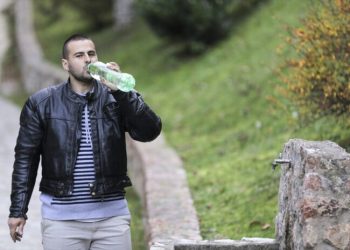 MLADIĆ IZ BIH ZBOG RIJETKOG POREMEĆAJA DNEVNO PIJE I DO 27 LITARA VODE