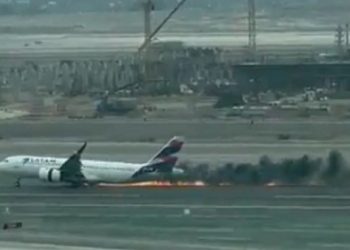 Na aerodromskoj pisti se sudarili avion i vozilo, poginula dva vatrogasca