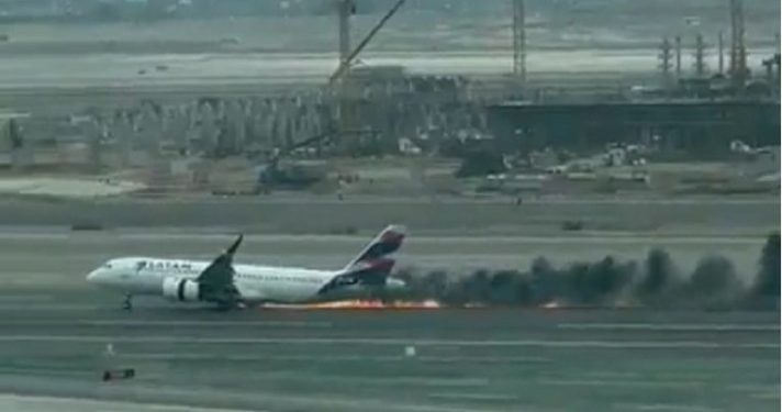 Na aerodromskoj pisti se sudarili avion i vozilo, poginula dva vatrogasca