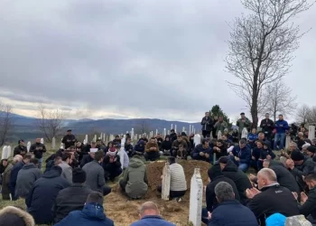 DOŠLA NA TEVHID, OTIŠLA U SOBU DA KLANJA, PA OPLJAČKALA OŽALOŠĆENU PORODICU