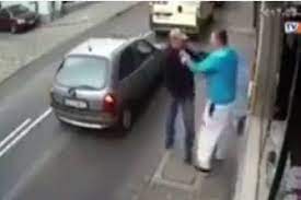 (VIDEO) Nečovjek razbija staklo na Džamiji, ali ga ubrzo stiže Božija kazna !!