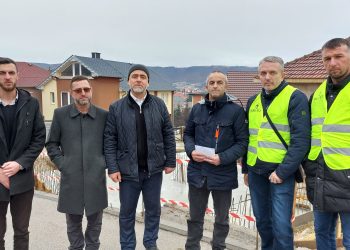 Glavni imam tutinskog medžlisa Faruk ef. imamović i Sead Halitović direktor humanitarne organizacije “Emanet” sa saradnicima posjetili su danas porodicu Hot u Tutinu