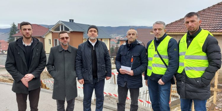 Glavni imam tutinskog medžlisa Faruk ef. imamović i Sead Halitović direktor humanitarne organizacije “Emanet” sa saradnicima posjetili su danas porodicu Hot u Tutinu