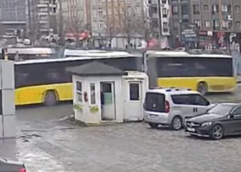 TRAMVAJ RAZNEO AUTOBUS, OD SILINE UDARA IZLETEO IZ ŠINA! Crni bilans jezive nesreće – sve snimljeno kamerama! (VIDEO)