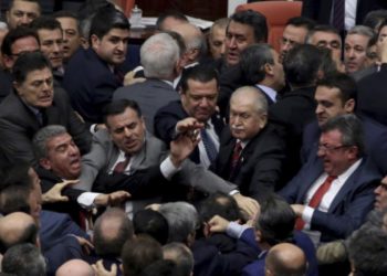 (VIDEO) Tuča u Parlamentu Turske: Poslanik završio na intenzivnoj njezi