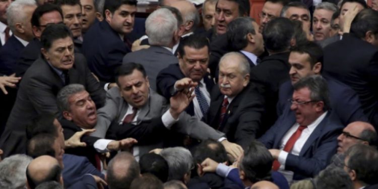 (VIDEO) Tuča u Parlamentu Turske: Poslanik završio na intenzivnoj njezi