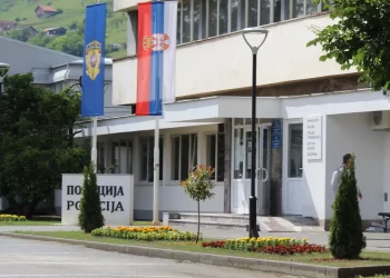 Suspendovani inspektori daju izjave u prostorijama PU Novi Pazar u prisustvu advokatice Zore Dobričanin