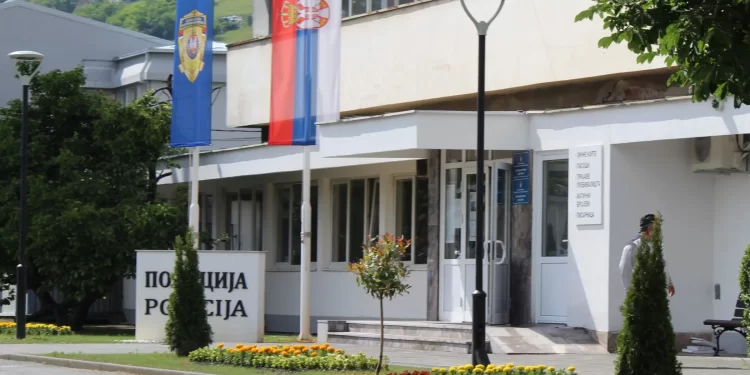 Suspendovani inspektori daju izjave u prostorijama PU Novi Pazar u prisustvu advokatice Zore Dobričanin