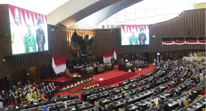 NOVI ZAKON U INDONEZIJI: ZA VANBRAČNI SPOLNI ODNOS KAZNA DO GODINE DANA ZATVORA