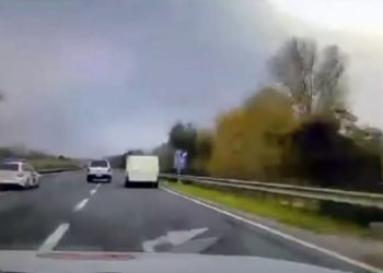 (VIDEO)Bježao od policije pa iskočio iz vozila u pokretu