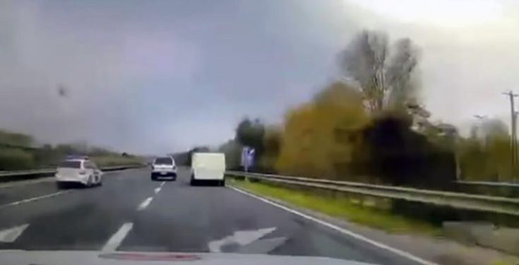 (VIDEO)Bježao od policije pa iskočio iz vozila u pokretu