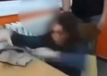 UČENIK KOJI JE IZMAKAO STOLICU PROFESORICI POKUŠAO DA SE UBIJE: U TOKU NOĆI HITNO PRIMLJEN U BOLNICU, OGLASIO SE I OTAC